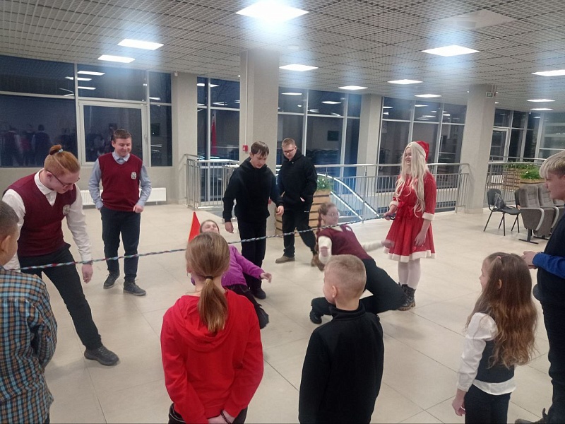 НОВОГОДНИЙ ПРАЗДНИК ДЛЯ МАЛЕНЬКИХ ЛИФТОСТРОИТЕЛЕЙ