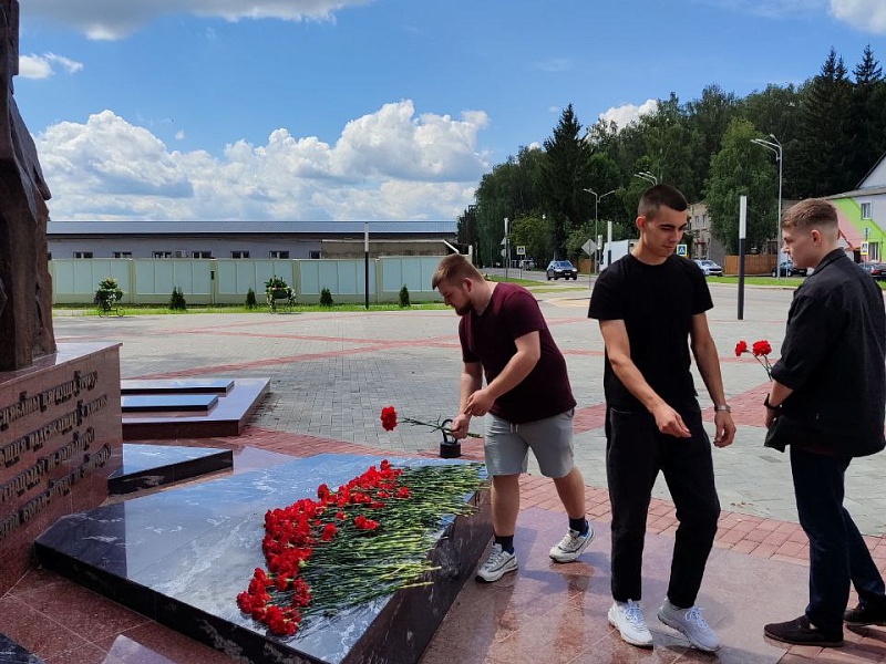 Свидетельства прошлого: молодежь "Могилевлифтмаш" посетила место массового уничтожения мирных жителей в годы войны