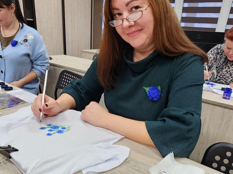 МАСТЕР-КЛАСС ПО РОСПИСИ ОДЕЖДЫ НА МОГИЛЕВЛИФТМАШ: творчество и традиции