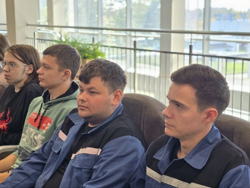 Диалог с молодежью: Глава Ленинского района обсудил перспективы с молодыми специалистами "Могилевлифтмаш" 
