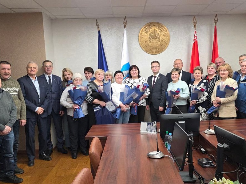 С БЛАГОДАРНОСТЬЮ И УВАЖЕНИЕМ:  коллектив провожает работников на заслуженный отдых