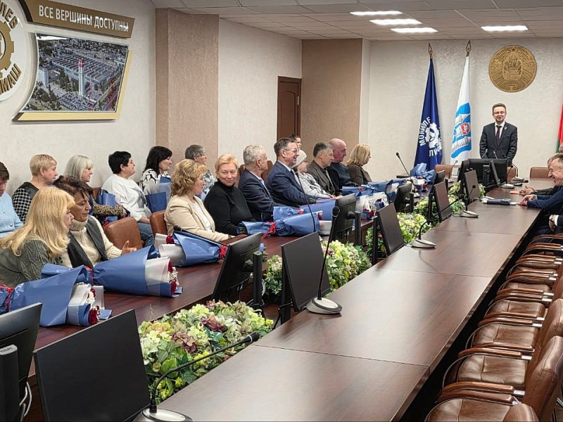 С БЛАГОДАРНОСТЬЮ И УВАЖЕНИЕМ:  коллектив провожает работников на заслуженный отдых