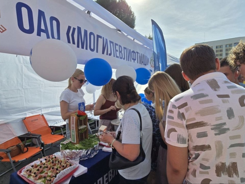 Очереди за вкусом — бутерброд от лифтостроителей покорил Могилев 