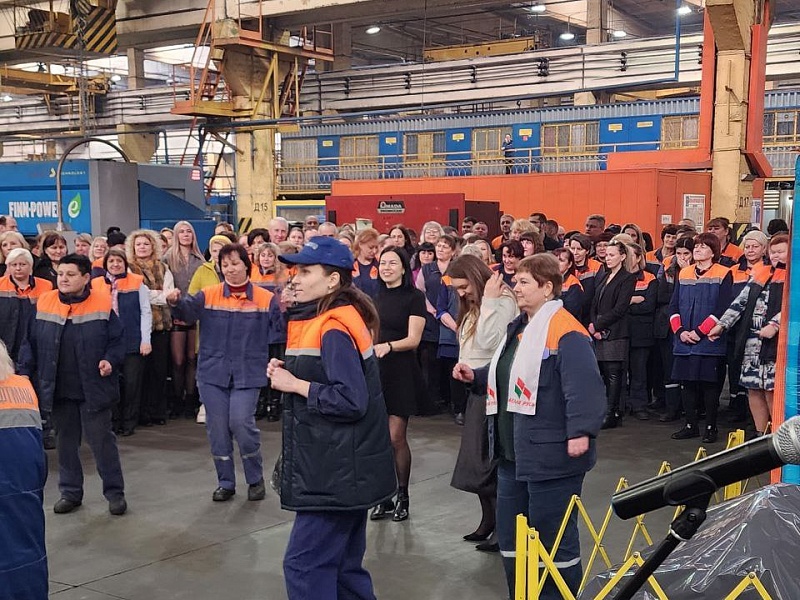 Творческий подарок к 8 марта от самих заводчан!