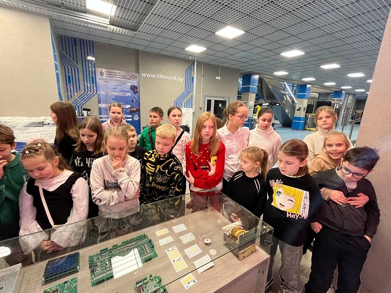 Новогодний праздник "Чудеса на Новый год" собрал юных гостей на Могилевлифтмаш