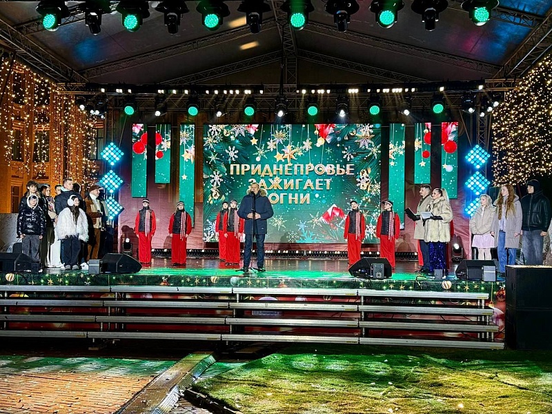 Главная елка Могилевской области засияла множеством праздничных огней