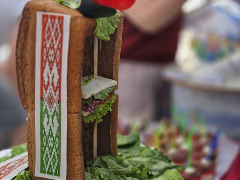 Очереди за вкусом — бутерброд от лифтостроителей покорил Могилев 