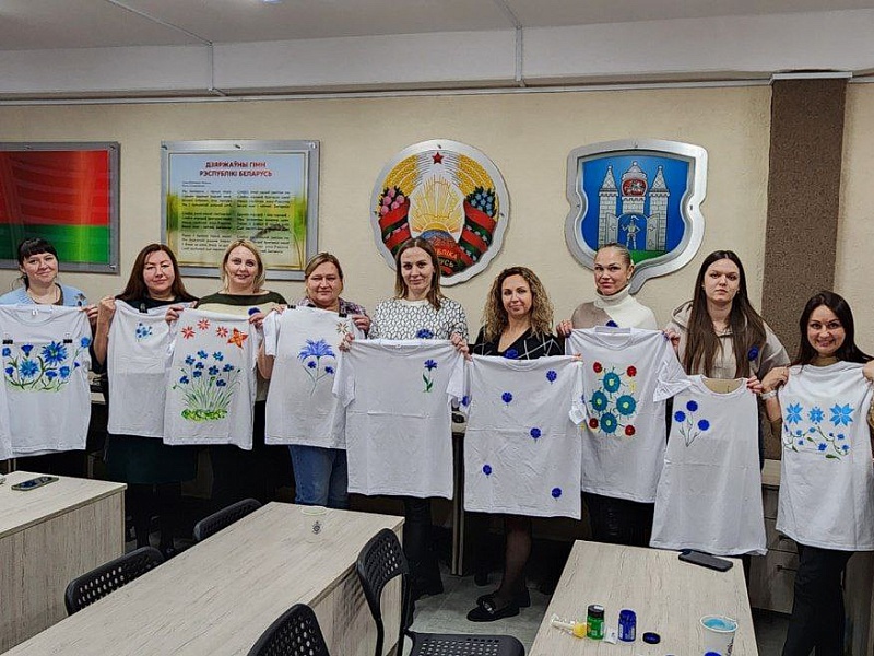 МАСТЕР-КЛАСС ПО РОСПИСИ ОДЕЖДЫ НА МОГИЛЕВЛИФТМАШ: творчество и традиции