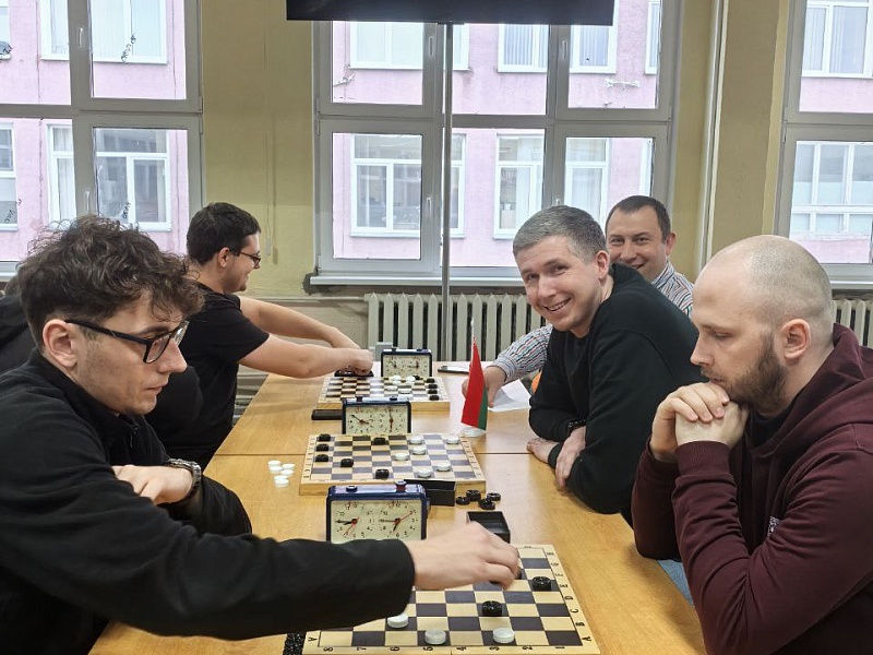 Шашечные баталии в "Могилевлифтмаш": Интеллект, Азарт и Командный Дух!