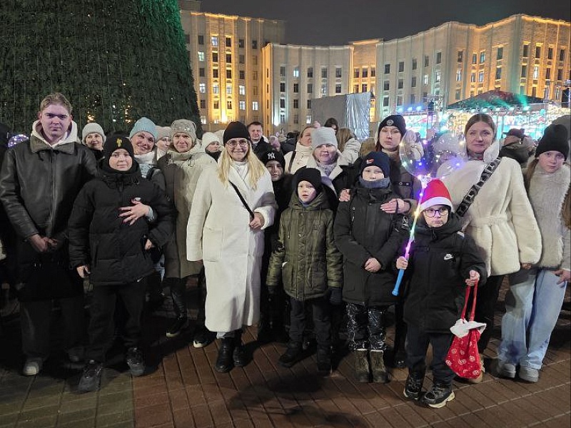 Главная елка Могилевской области засияла множеством праздничных огней