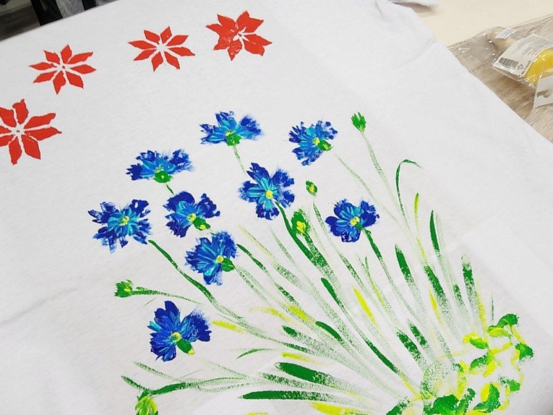 МАСТЕР-КЛАСС ПО РОСПИСИ ОДЕЖДЫ НА МОГИЛЕВЛИФТМАШ: творчество и традиции