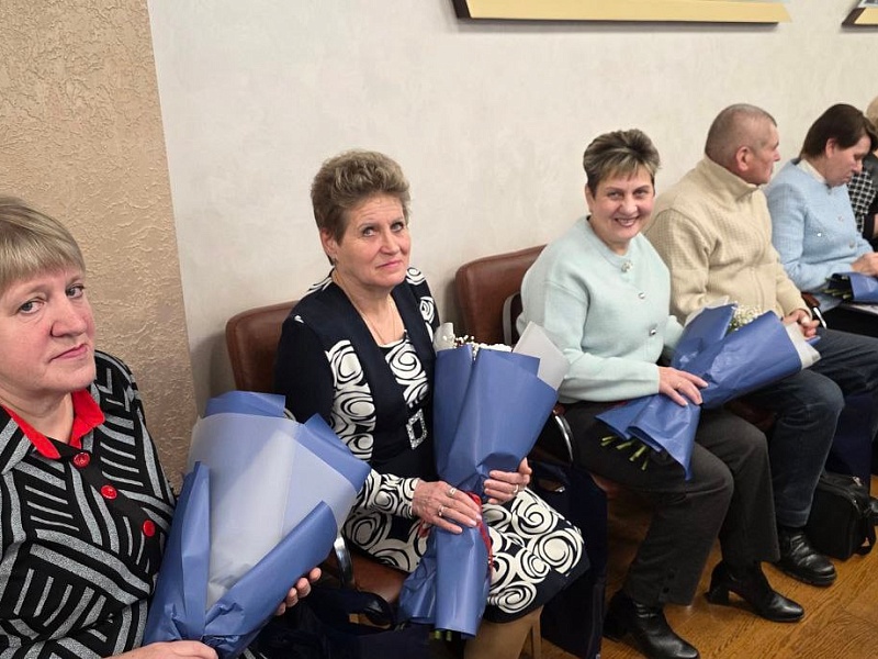 С БЛАГОДАРНОСТЬЮ И УВАЖЕНИЕМ:  коллектив провожает работников на заслуженный отдых