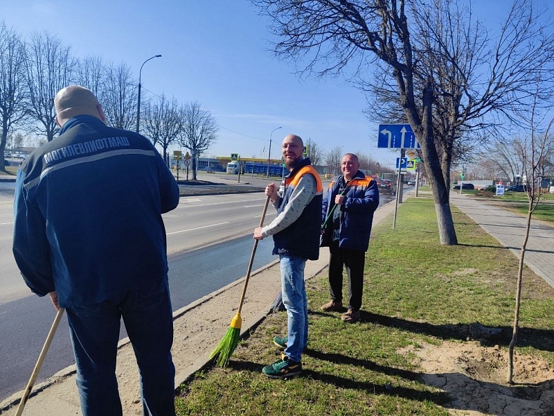 Хозяйский подход: коллектив ОАО «Могилевлифтмаш» благоустраивает заводскую территорию