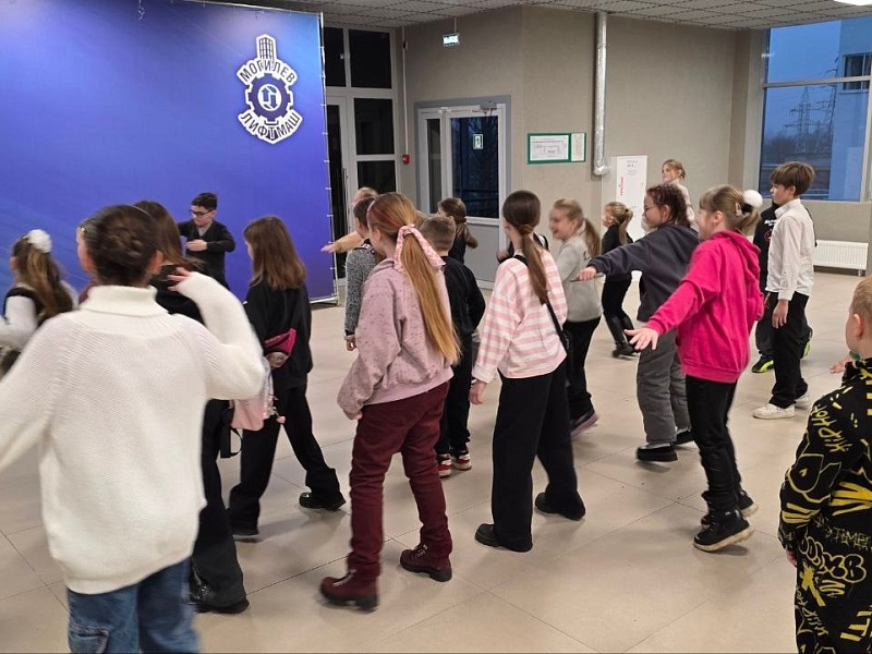 Новогодний праздник "Чудеса на Новый год" собрал юных гостей на Могилевлифтмаш