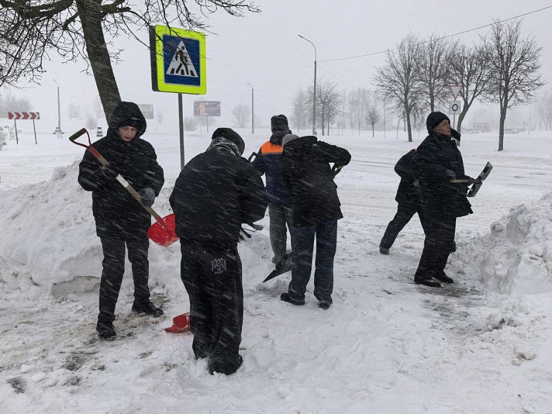 Зима под контролем: уборка снега в разгаре!