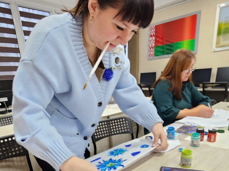 МАСТЕР-КЛАСС ПО РОСПИСИ ОДЕЖДЫ НА МОГИЛЕВЛИФТМАШ: творчество и традиции