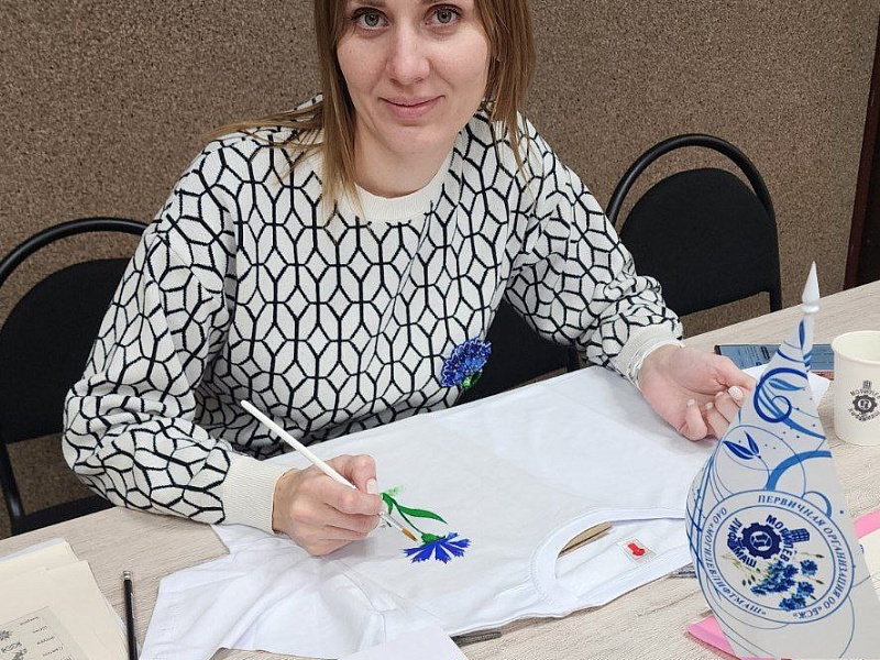 МАСТЕР-КЛАСС ПО РОСПИСИ ОДЕЖДЫ НА МОГИЛЕВЛИФТМАШ: творчество и традиции