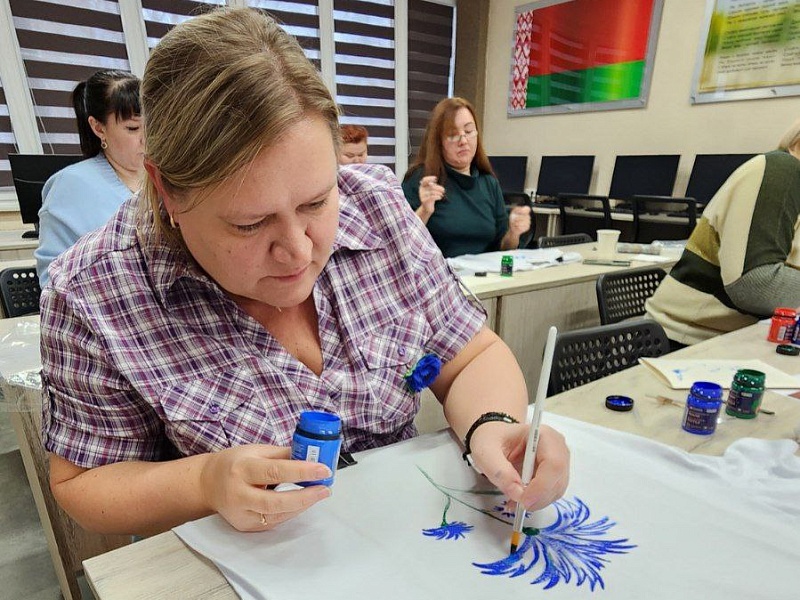 МАСТЕР-КЛАСС ПО РОСПИСИ ОДЕЖДЫ НА МОГИЛЕВЛИФТМАШ: творчество и традиции