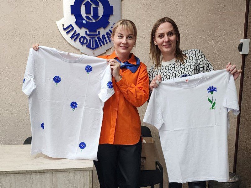 МАСТЕР-КЛАСС ПО РОСПИСИ ОДЕЖДЫ НА МОГИЛЕВЛИФТМАШ: творчество и традиции