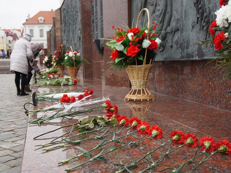 Торжественное возложение цветов, посвященное Дню защитников Отечества и Вооруженных сил Республики Беларусь