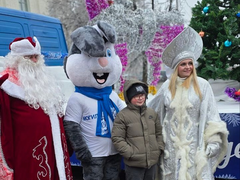 За рулём Дед Мороз! Могилевлифтмаш зажёг на новогоднем автопараде!