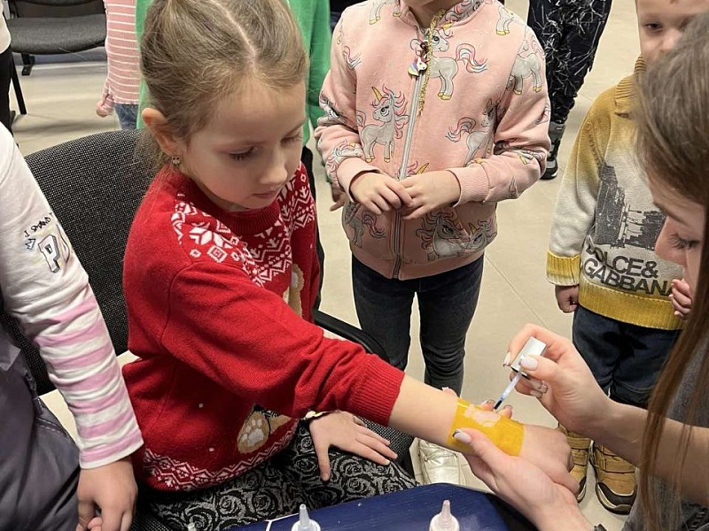 НОВОГОДНИЙ ПРАЗДНИК ДЛЯ МАЛЕНЬКИХ ЛИФТОСТРОИТЕЛЕЙ