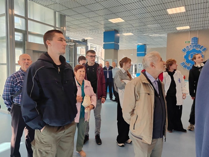 "Диалог поколений": молодежь перенимает опыт ветеранов в преддверии Дня пожилого человека