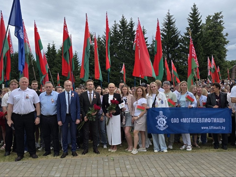 Священная память и гордость за страну — лифтостроители приняли участие в торжественном митинге на легендарном Буйничском поле