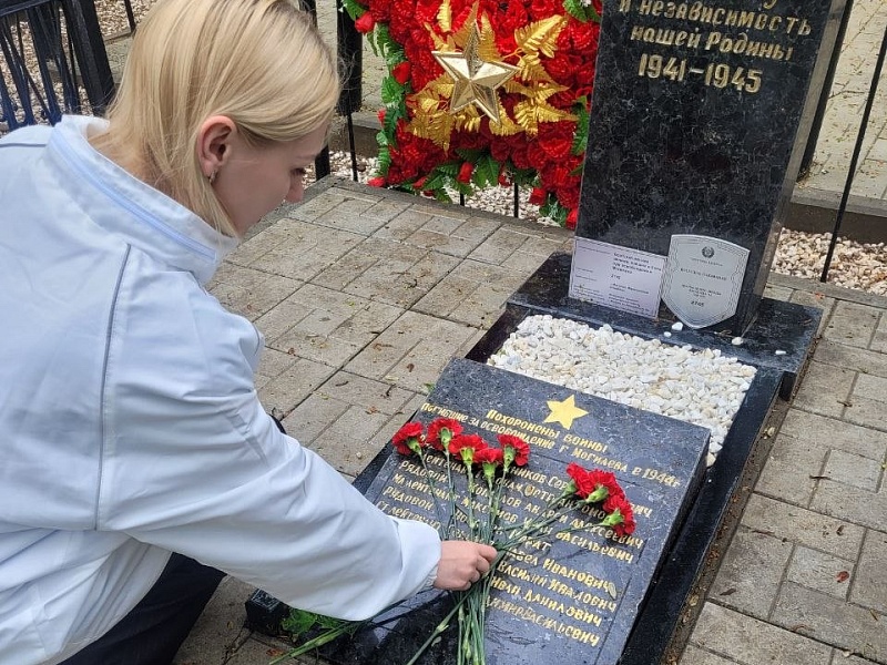 «Память в граните и в сердцах»: молодежный актив «Могилевлифтмаш» почтил память освободителей