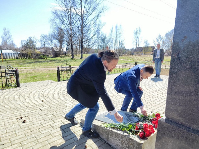 Молодежь холдинга "Могилевлифтмаш" почтила память павших героев у мемориального комплекса "Землянка"