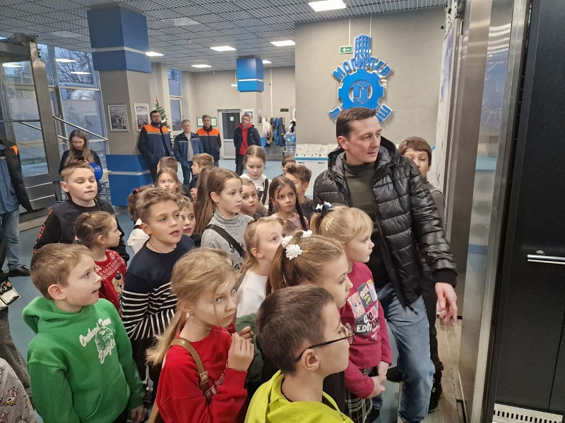 НОВОГОДНИЙ ПРАЗДНИК ДЛЯ МАЛЕНЬКИХ ЛИФТОСТРОИТЕЛЕЙ
