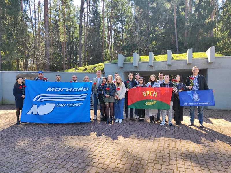Молодежь холдинга "Могилевлифтмаш" почтила память павших героев у мемориального комплекса "Землянка"