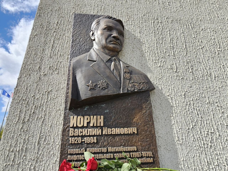 ПОМНИМ ГЕРОЕВ ИМЕНА...