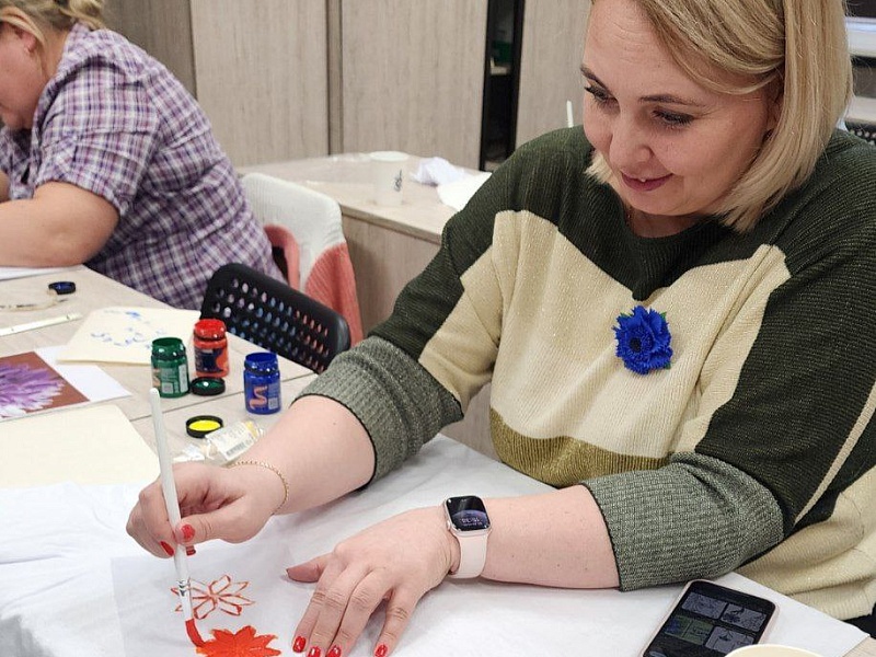 МАСТЕР-КЛАСС ПО РОСПИСИ ОДЕЖДЫ НА МОГИЛЕВЛИФТМАШ: творчество и традиции