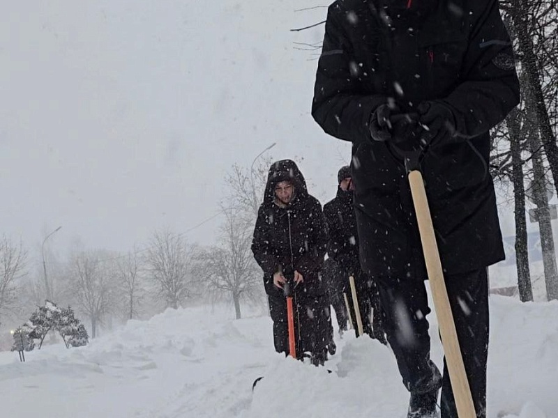 Зима под контролем: уборка снега в разгаре!