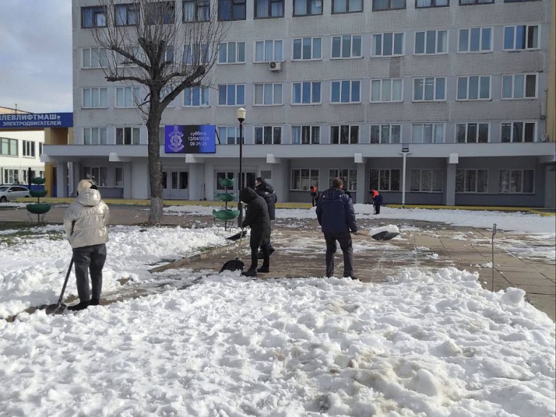 Лифтостроители активно приняли участие в республиканском субботнике