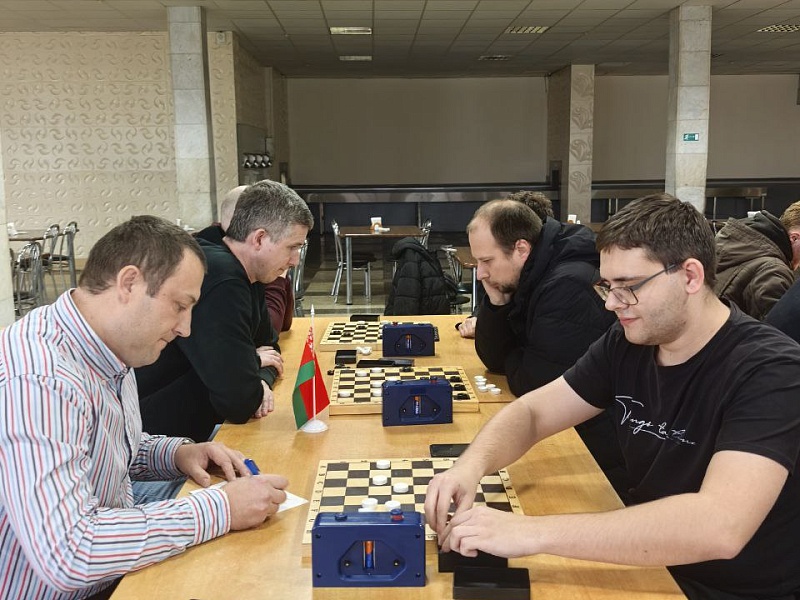 Шашечные баталии в "Могилевлифтмаш": Интеллект, Азарт и Командный Дух!