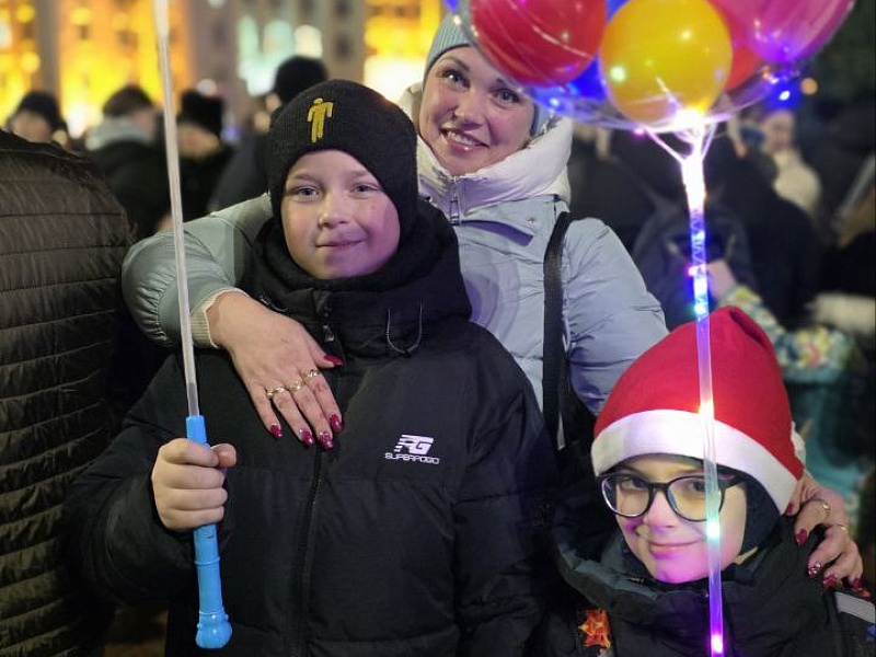 Главная елка Могилевской области засияла множеством праздничных огней