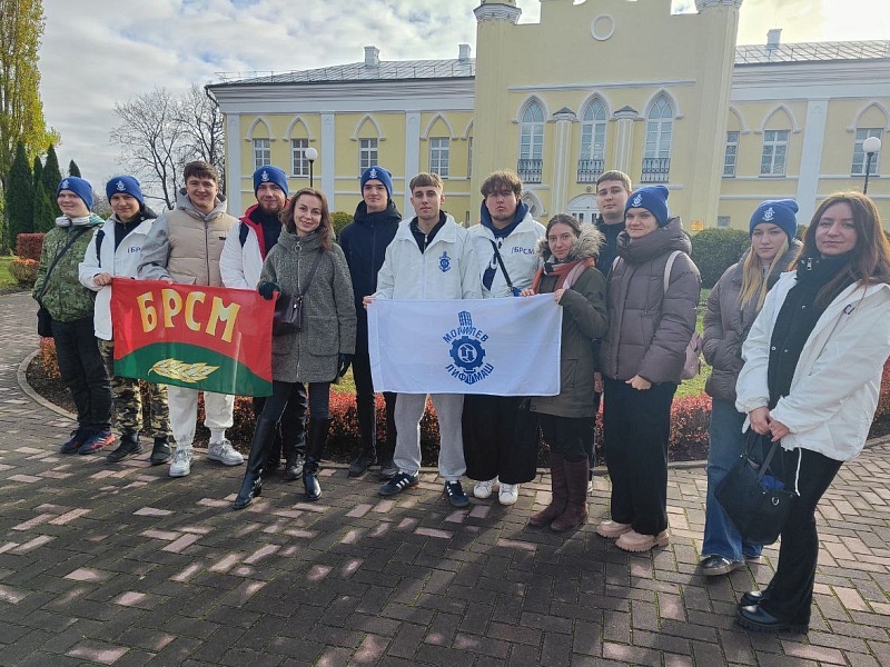 Открываем Беларусь: молодые лифтмашевцы покоряют Потемкинский дворец в Кричеве!