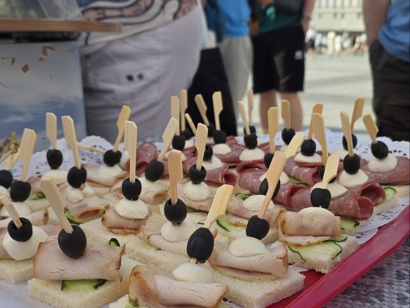 Очереди за вкусом — бутерброд от лифтостроителей покорил Могилев 