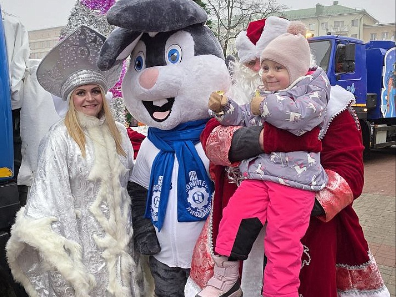 За рулём Дед Мороз! Могилевлифтмаш зажёг на новогоднем автопараде!