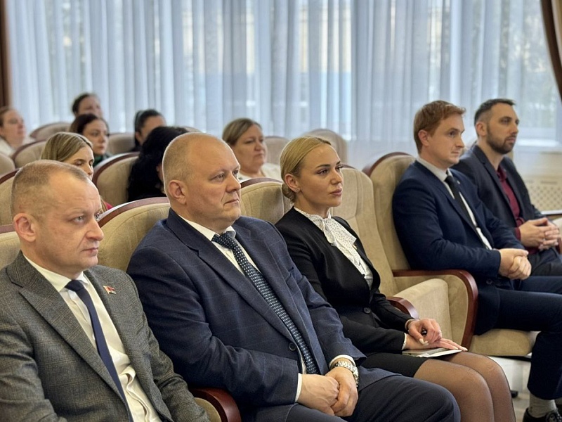 Семейные ценности – фундамент жизни: на "Могилевлифтмаш" прошла встреча с протоиереем Николаем