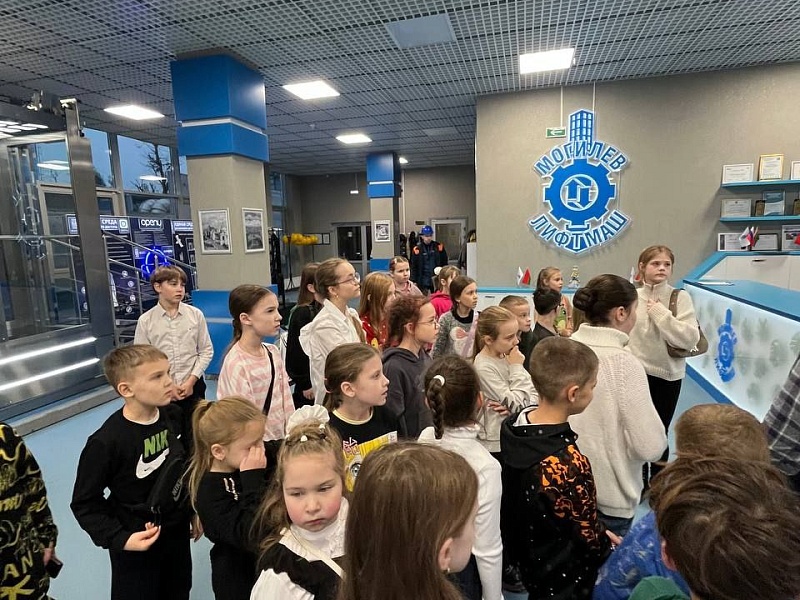 Новогодний праздник "Чудеса на Новый год" собрал юных гостей на Могилевлифтмаш