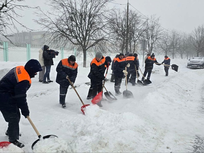 Зима под контролем: уборка снега в разгаре!