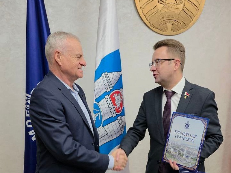 С БЛАГОДАРНОСТЬЮ И УВАЖЕНИЕМ:  коллектив провожает работников на заслуженный отдых