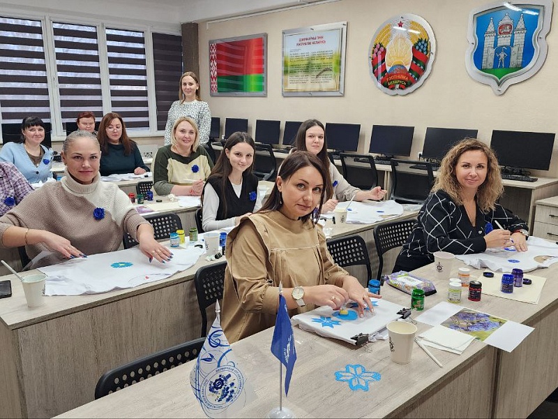 МАСТЕР-КЛАСС ПО РОСПИСИ ОДЕЖДЫ НА МОГИЛЕВЛИФТМАШ: творчество и традиции